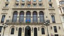 La bandera del poble gitano oneja al balcó de la Paeria
