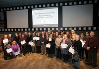 L'alcalde lliura els diplomes als participants en el Curs de Formació Bàsica per a cuidadors/es no professionals