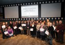 L'alcalde lliura els diplomes als participants en el Curs de Formació Bàsica per a cuidadors/es no professionals