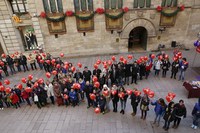 Llaç humà a la plaça de la Paeria per commemorar el Dia Mundial de Lluita contra la Sida