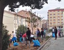 Un grup de joves escoltes cooperen en la rehabilitació de 6 pisos a Lleida